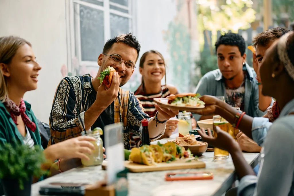 Amis partageant un repas joyeux ensemble