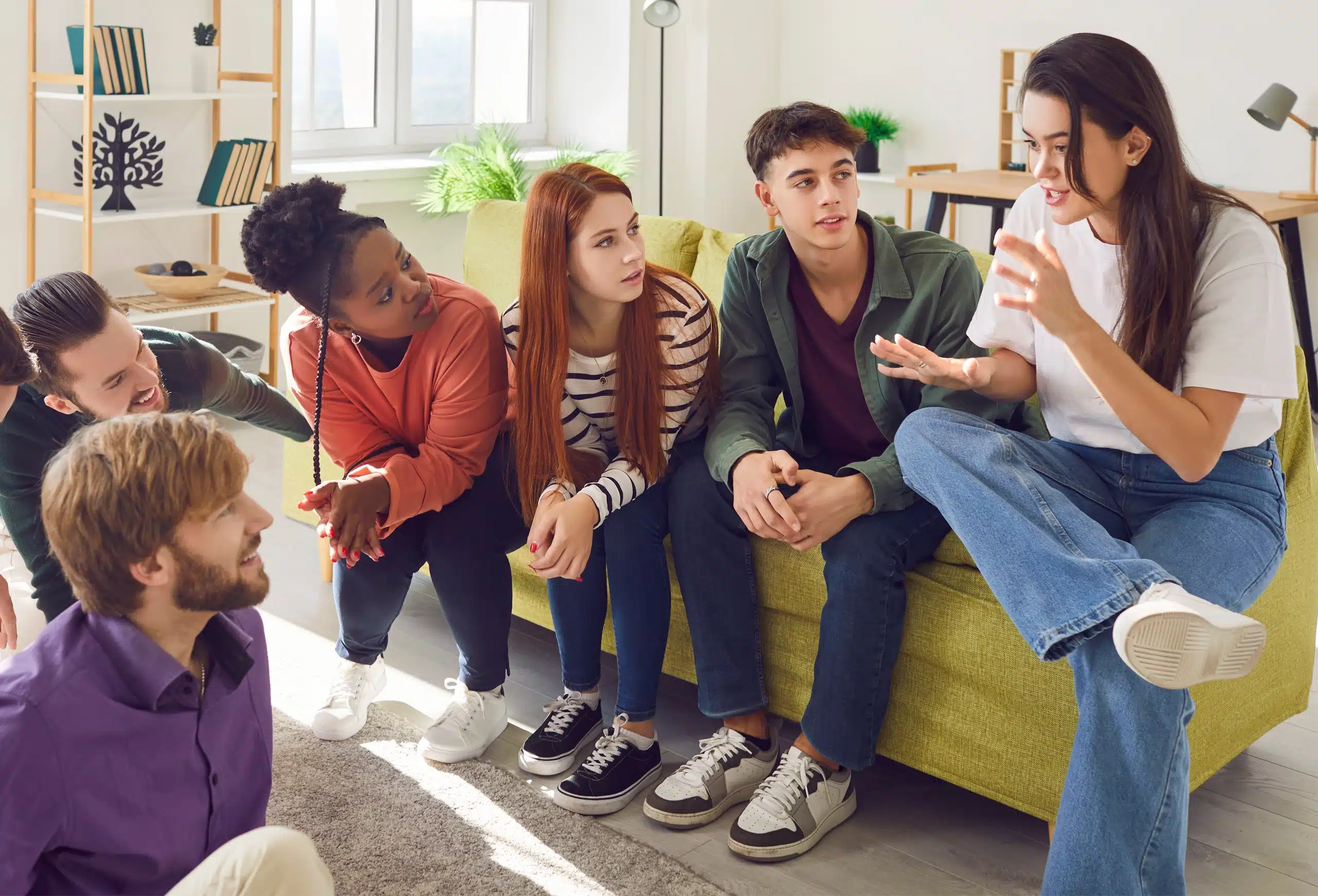 Un groupe de jeunes discutant dans un salon.