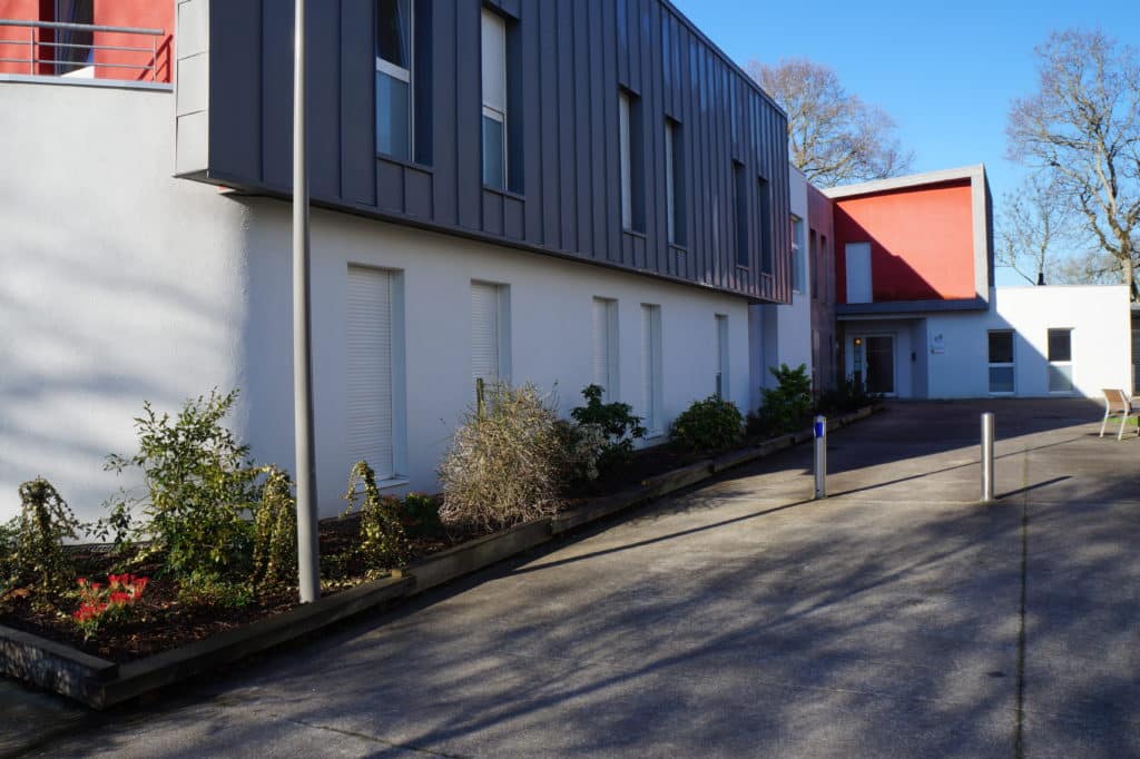 Bâtiment moderne avec paysage extérieur ensoleillé.