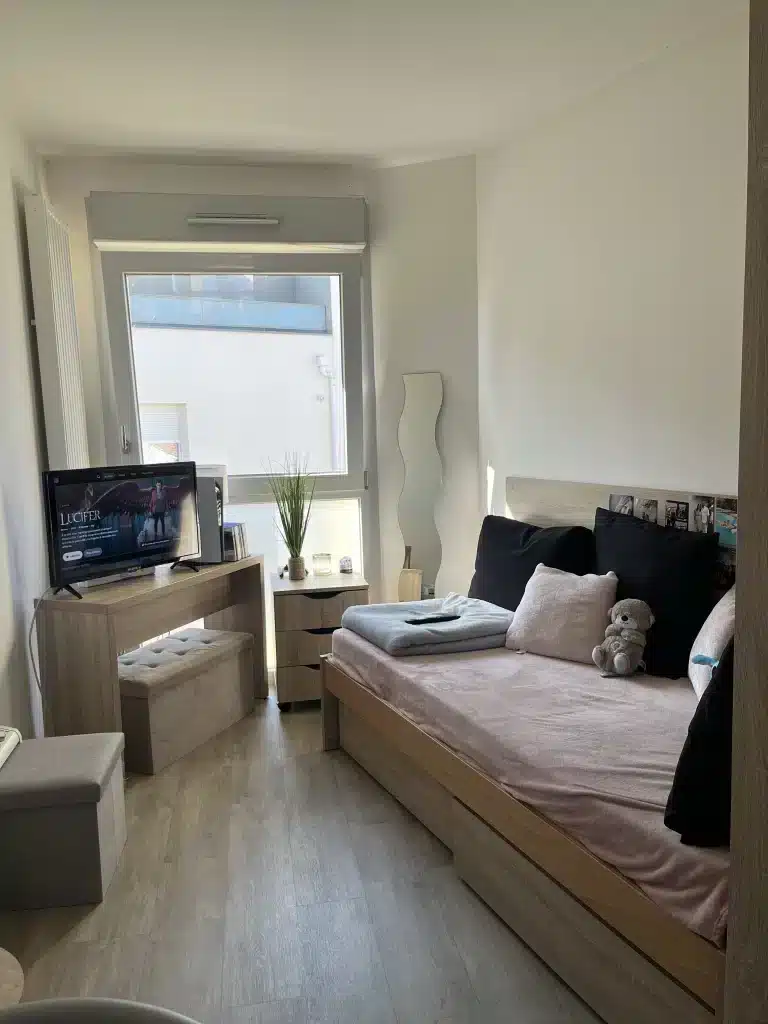 Chambre moderne avec lit, télévision et décorations