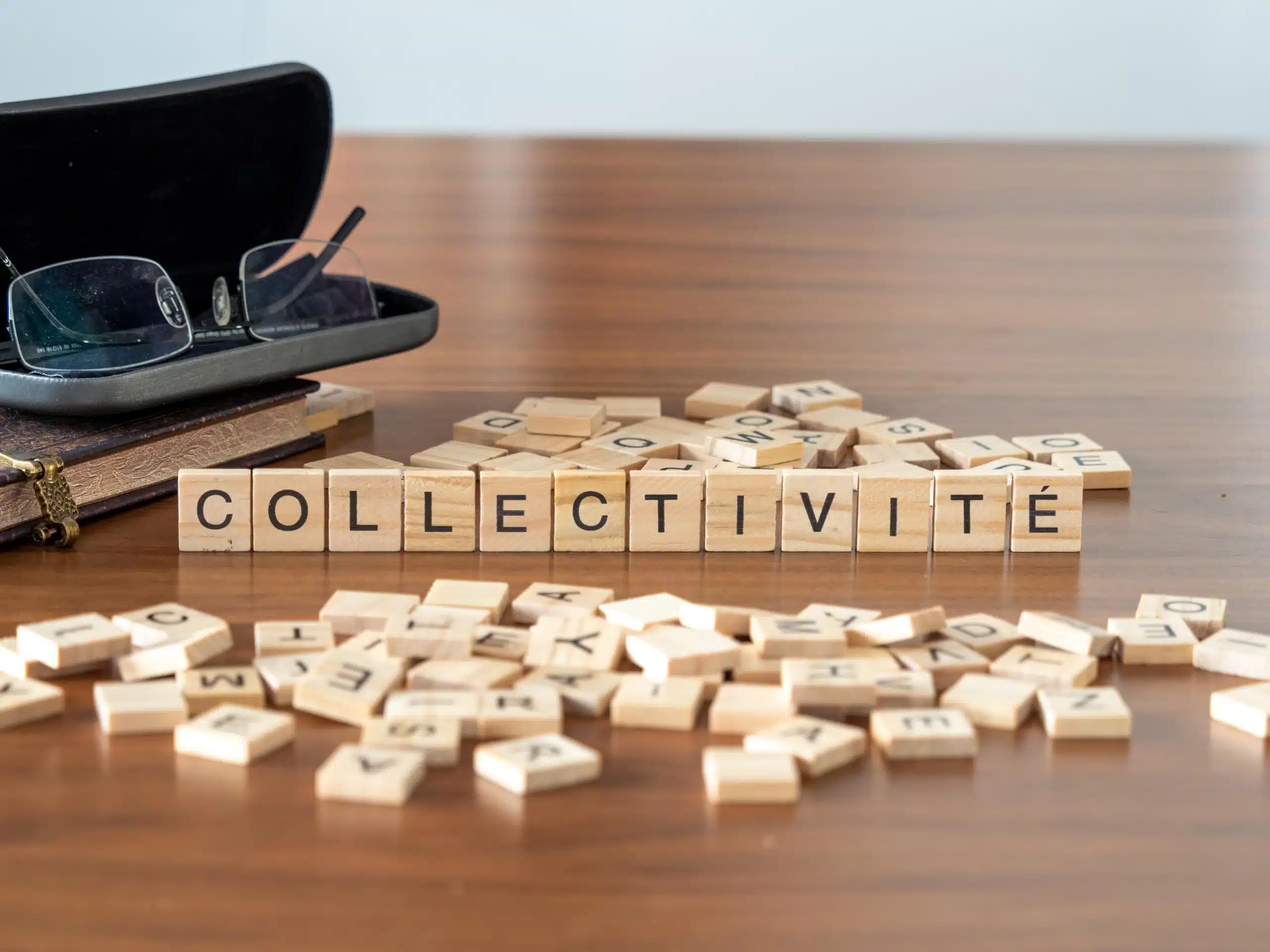Lettres en bois formant le mot 'collectivité'
