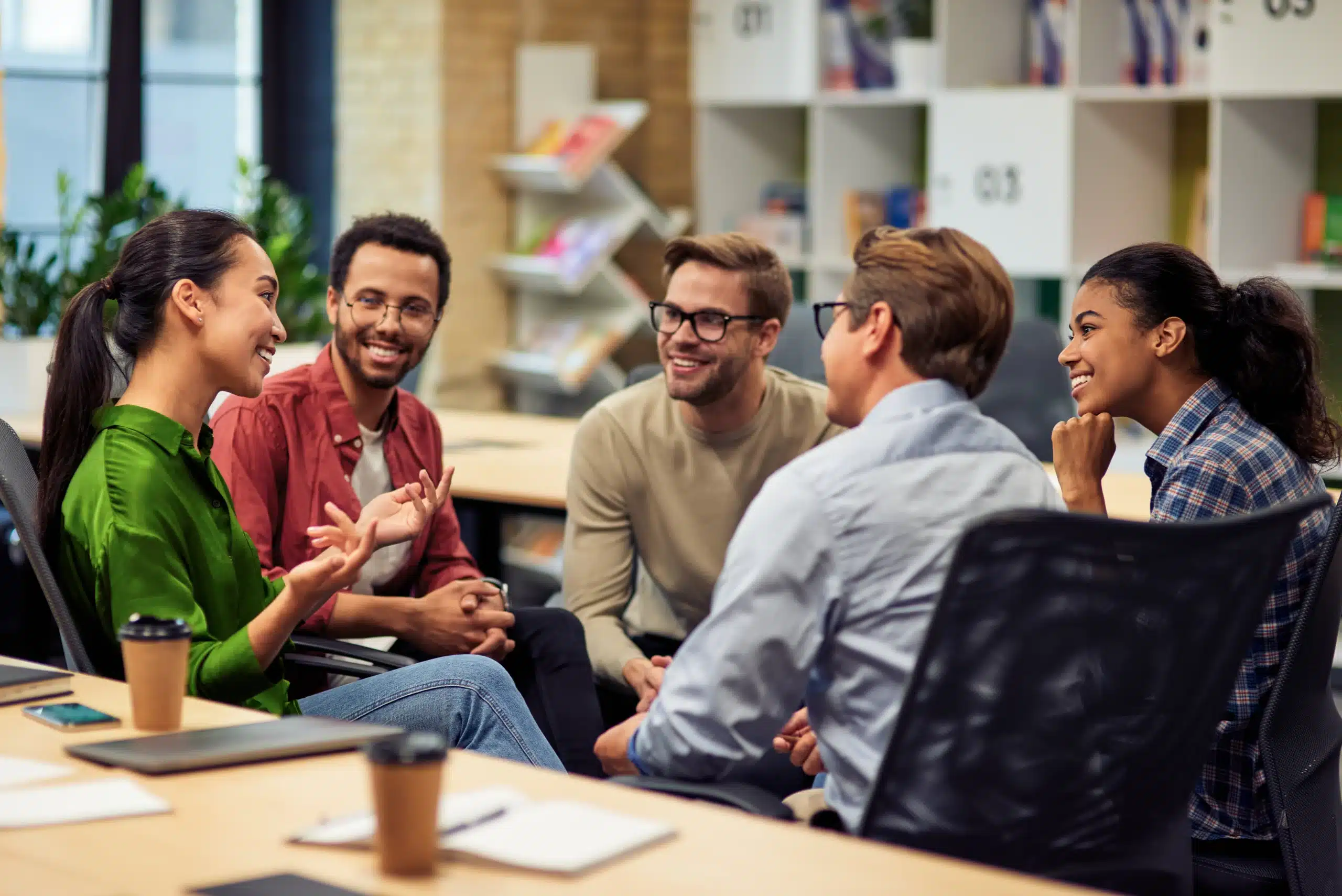 Groupe discutant en milieu de travail collaboratif.