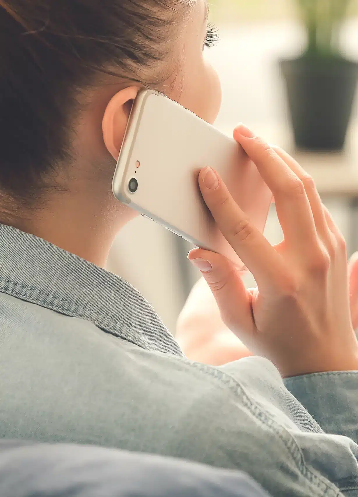 Personne parlant au téléphone dans un environnement détendu.